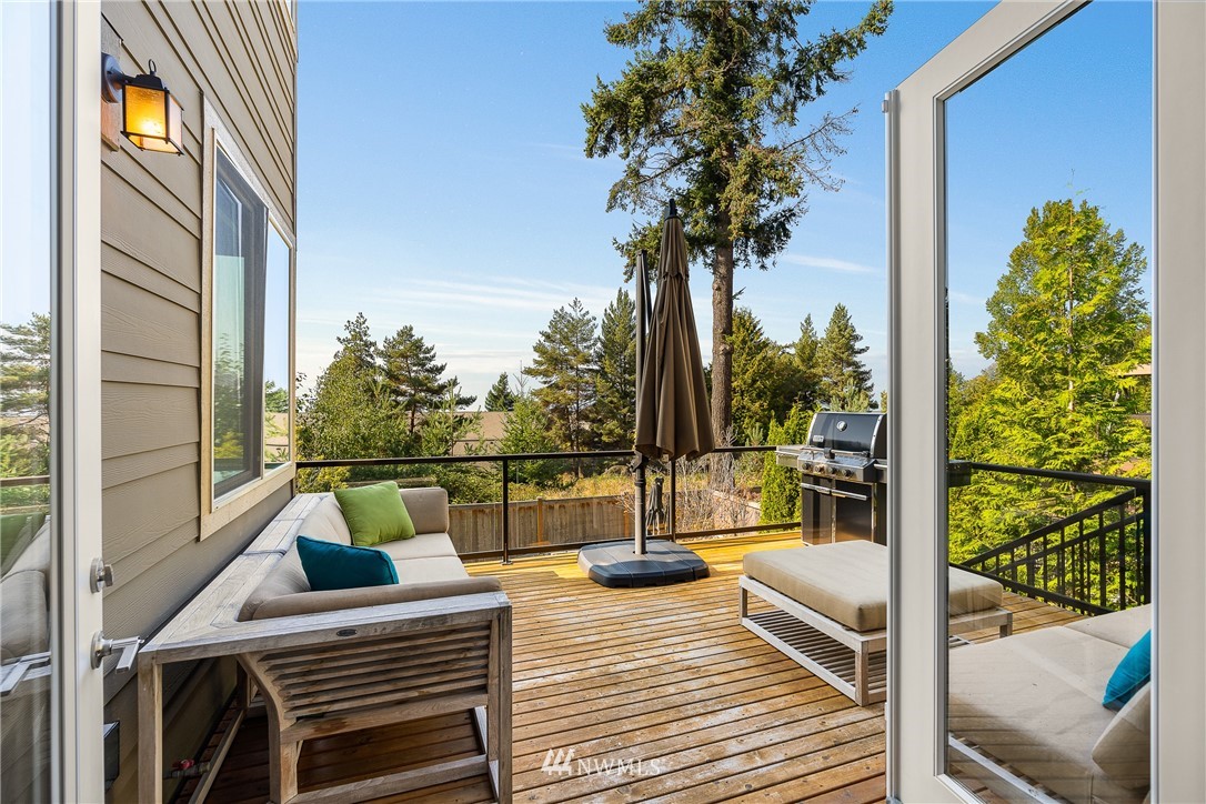 10406 Northeast 52nd Street Kirkland, WA 98033 - Photo 9 of 36 a view of balcony with wooden floor and outdoor seating