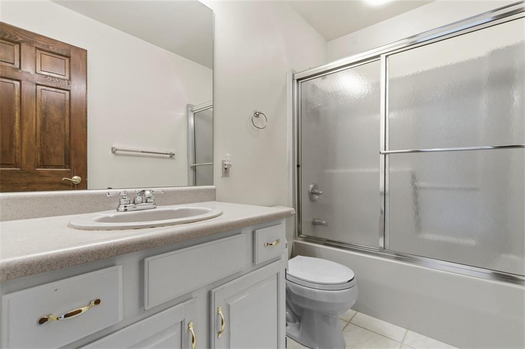 370 Cobblestone Circle McKees Rocks, PA 15136 - Photo 32 of 50 a bathroom with a sink toilet and shower