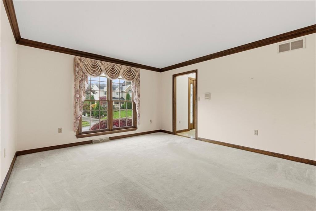 370 Cobblestone Circle McKees Rocks, PA 15136 - Photo 8 of 50 an empty room with windows