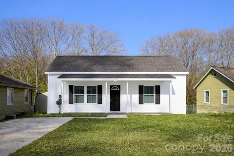 a view of a house with backyard and porch