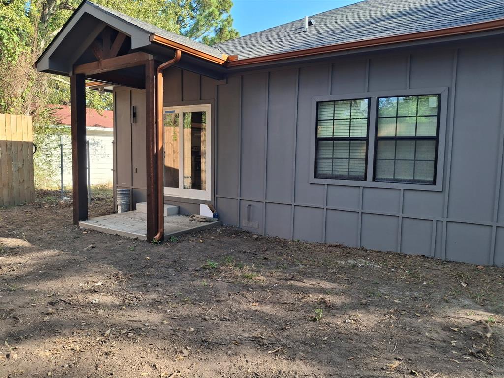 902 Chestnut Street Commerce, TX 75428 - Photo 14 of 18 a backyard of a house