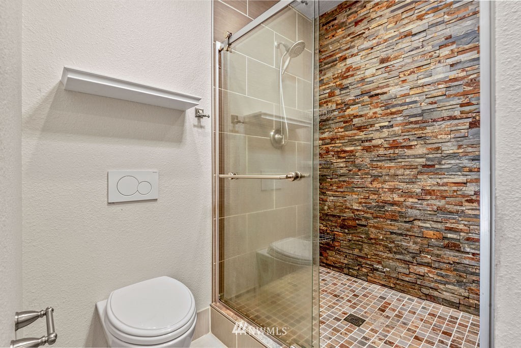 195 Puma Road Longview, WA 98632 - Photo 20 of 39 a bathroom with a toilet and a shower