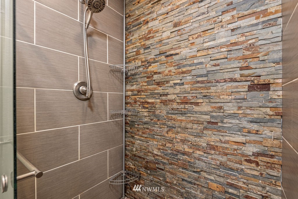195 Puma Road Longview, WA 98632 - Photo 21 of 39 a bathroom with a shower
