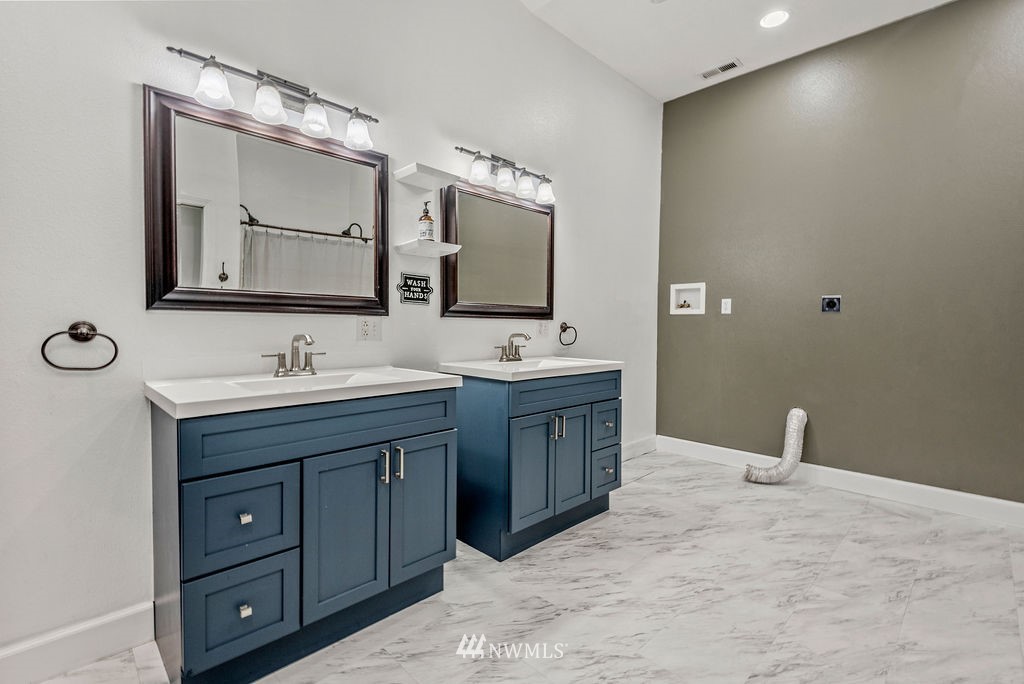 195 Puma Road Longview, WA 98632 - Photo 23 of 39 a bathroom with a double vanity sink and mirror