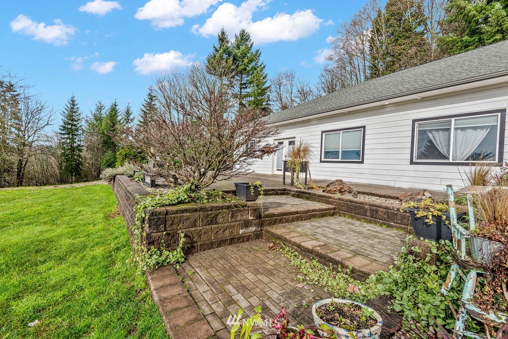 195 Puma Road Longview, WA 98632 - Photo 27 of 39 a view of a backyard with sitting area