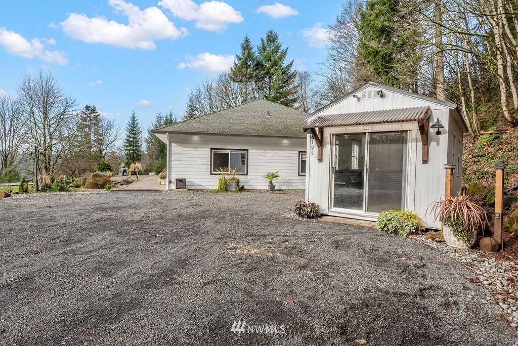 195 Puma Road Longview, WA 98632 - Photo 28 of 39 a front view of a house with garden