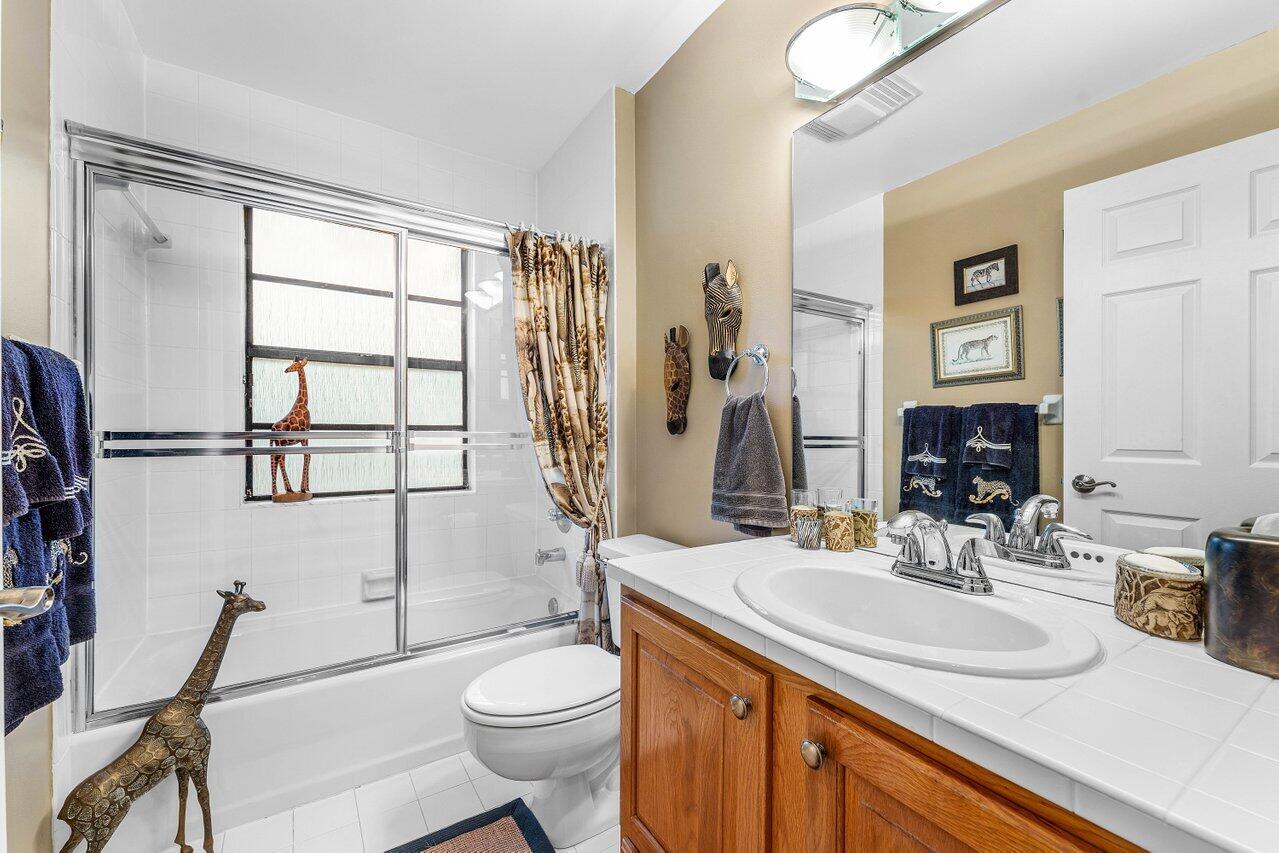 8794 Southeast Riverfront Terrace Jupiter, FL 33469 - Photo 32 of 68 2nd guest bath