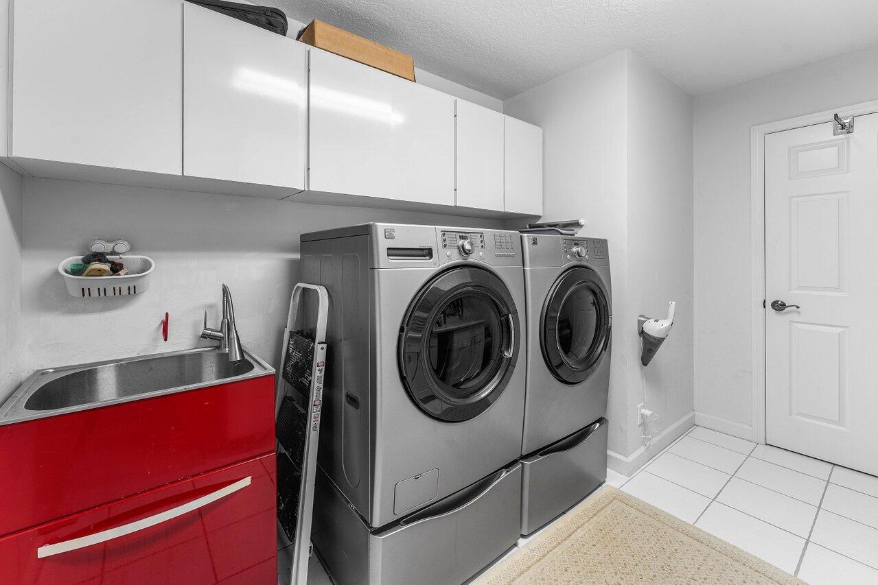 8794 Southeast Riverfront Terrace Jupiter, FL 33469 - Photo 37 of 68 Laundry