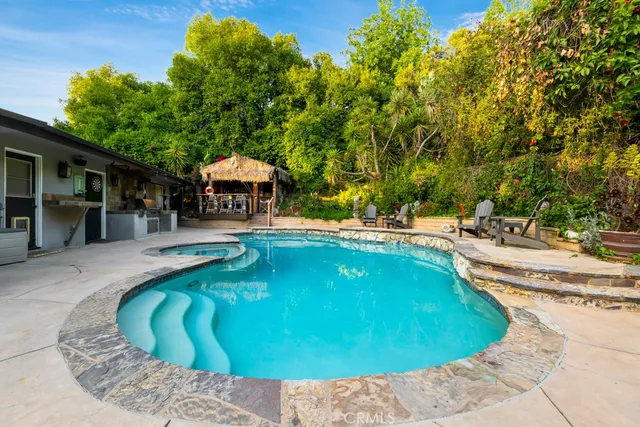 a view of entryway with livingroom