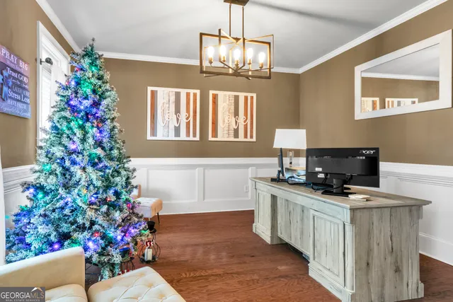 a view of a livingroom with furniture