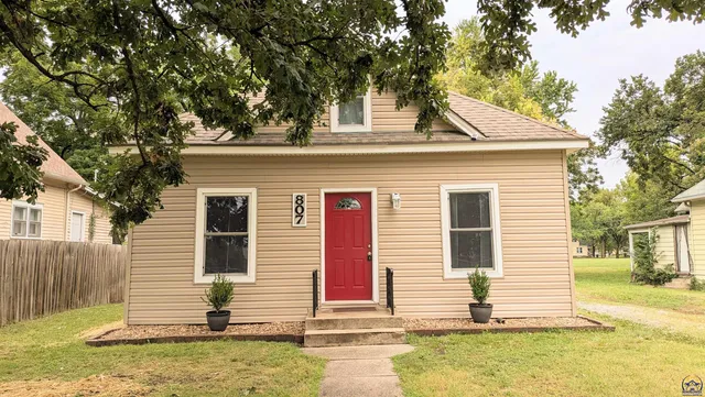 $129,900 | 807 West 9th Avenue, Emporia, KS 66801