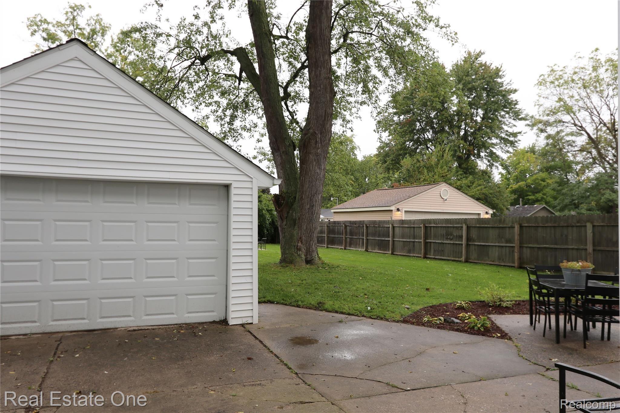 1809 Manse Road Waterford, MI 48328 - Photo 23 of 27 1809 - Back Yard 2.jpg