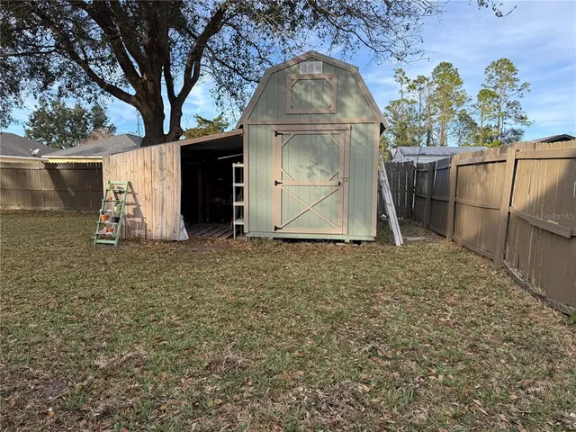 a view of a backyard