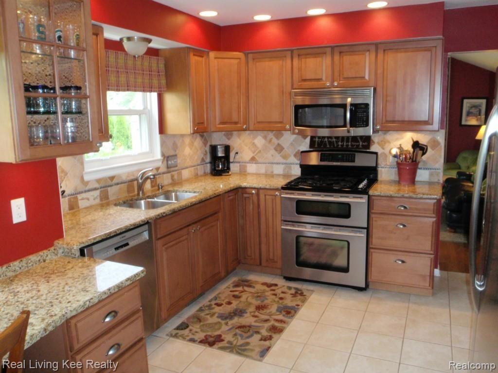 822 Dickson Lane Rochester, MI 48307 - Photo 2 of 26 Updated Kitchen