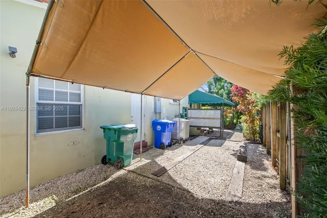 a view of a backyard