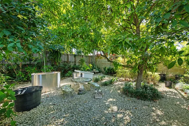 a view of a backyard