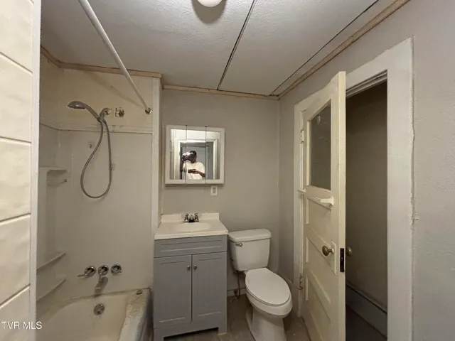 $550 | 106 High Avenue Northeast, Coeburn, VA 24230