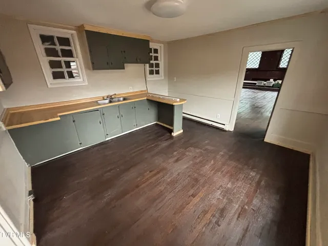 $550 | 106 High Avenue Northeast, Coeburn, VA 24230