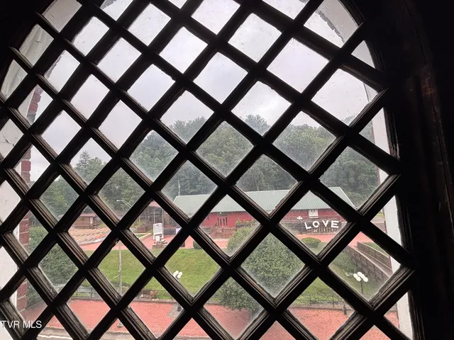 $550 | 106 High Avenue Northeast, Coeburn, VA 24230