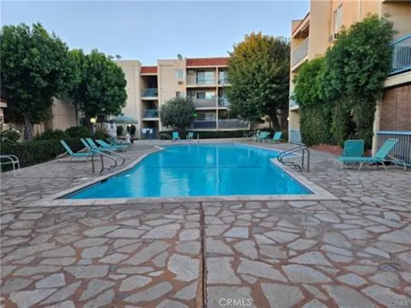$469,000 | 18307 Burbank Boulevard, Unit 41, Tarzana, CA 91356