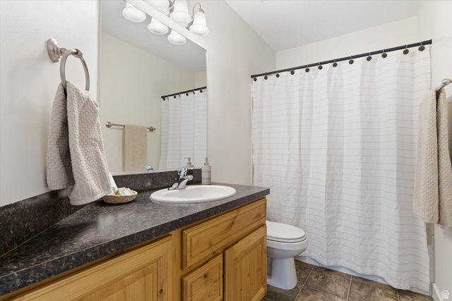 2082 Evans Cove Loop Layton, UT 84041 - Photo 21 of 25 Full bath in hallway