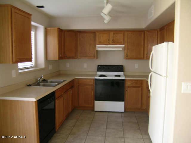 1758 East Del Rio Street Gilbert, AZ 85295 - Photo 2 of 3 Kitchen