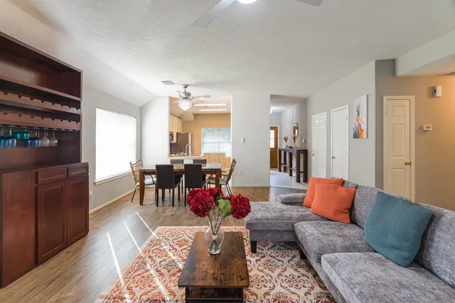 $2,275 | 46 South Wynnoak Circle, The Woodlands, TX 77382