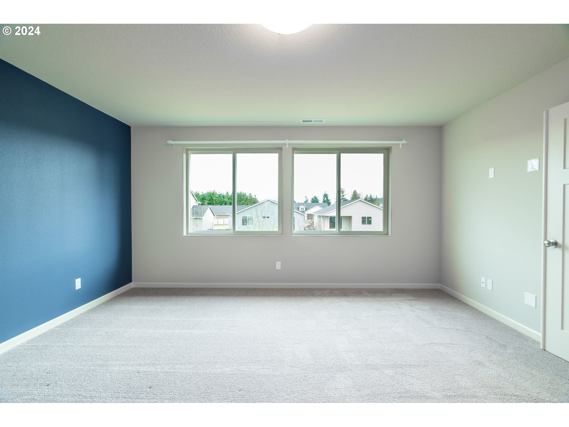 235 Walnut Street Mount Angel, OR 97362 - Photo 13 of 25 an empty room with windows