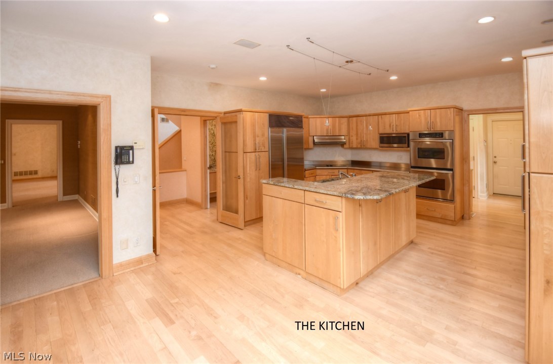 32150 Pinetree Road Pepper Pike, OH 44124 - Photo 10 of 35 THE EAT IN KITCHEN