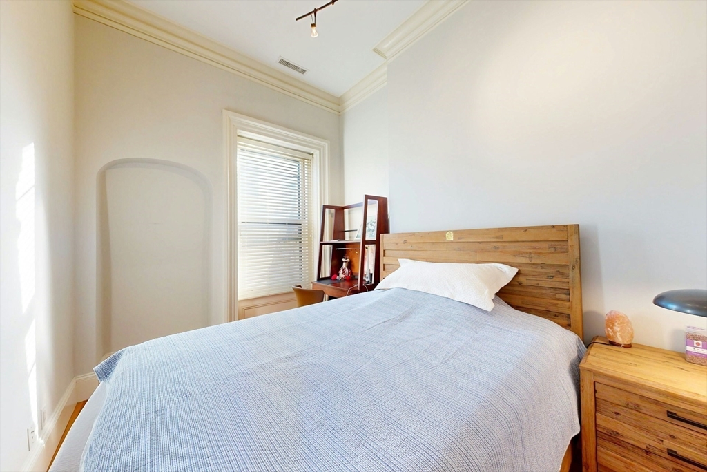 322 Beacon Street, Unit 7 Boston, MA 02116 - Photo 8 of 14