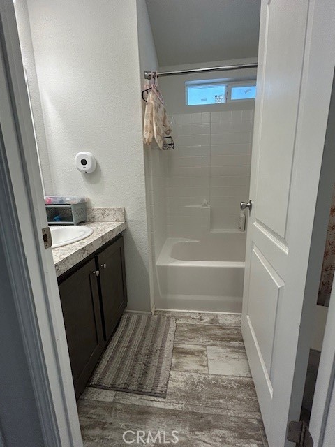 6545 Wilbur, Unit 39 Reseda, CA 91335 - Photo 11 of 28 Hall Bathroom with bathtub/shower