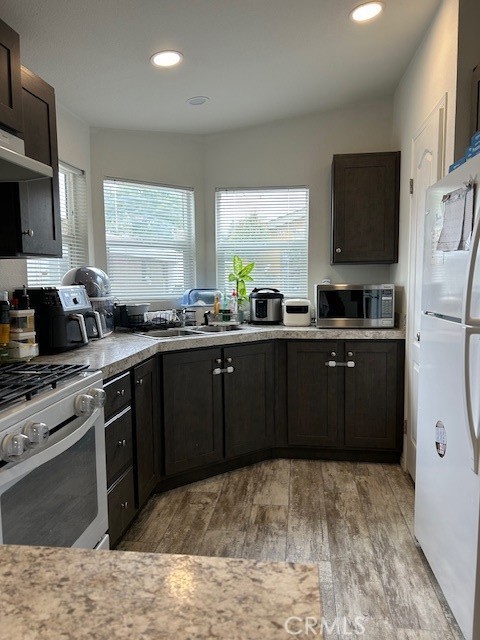 6545 Wilbur, Unit 39 Reseda, CA 91335 - Photo 5 of 28 Spacious kitchen with pantry