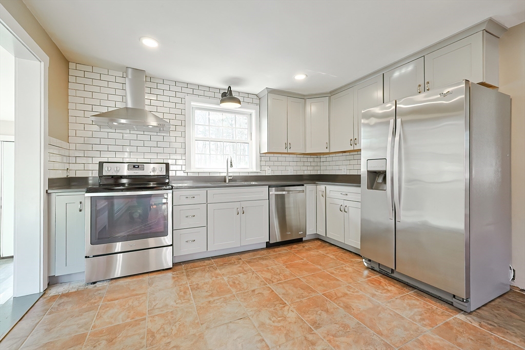 358 Briggs Road Westport, MA 02790 - Photo 5 of 42