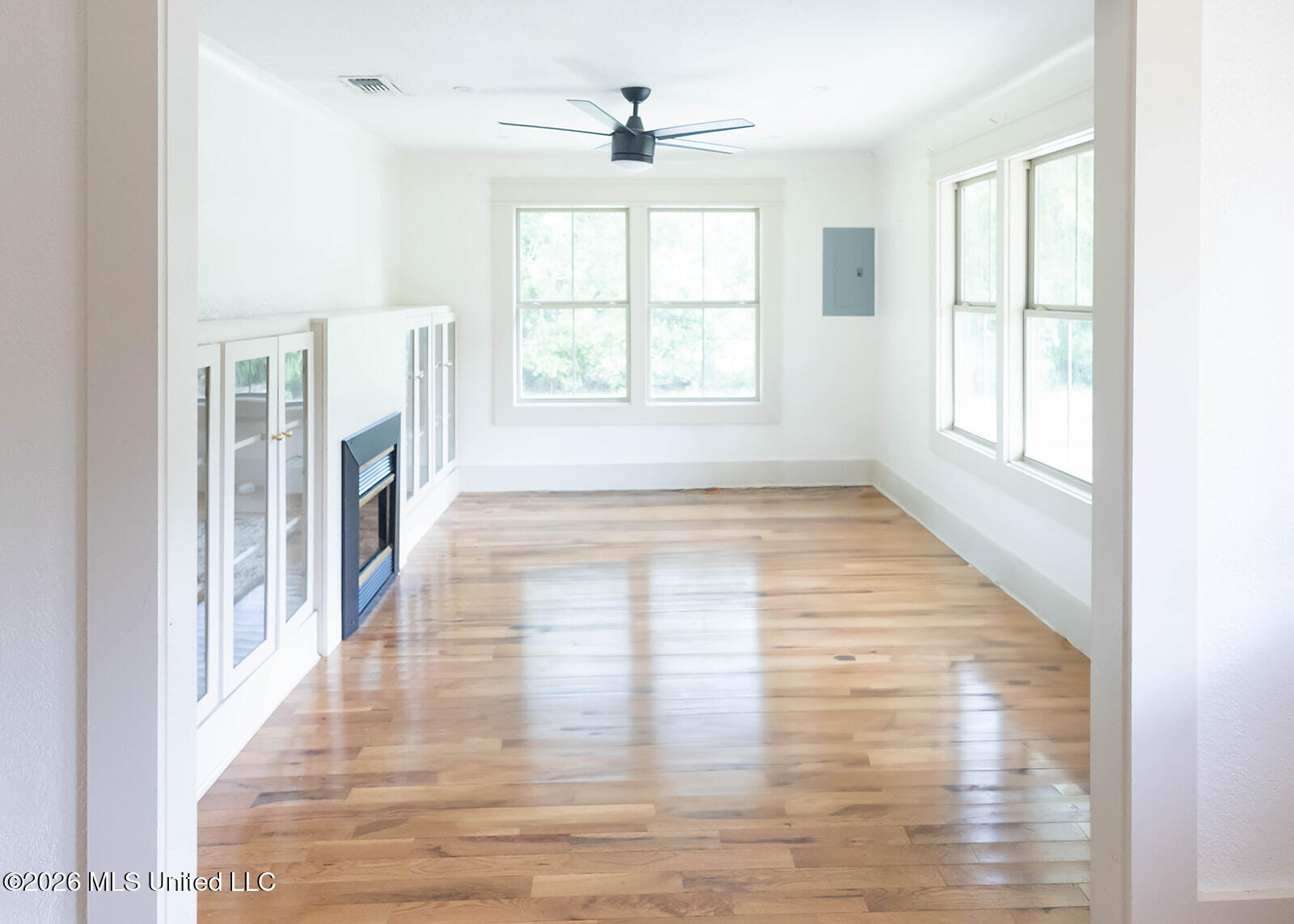 7101 Wayne Lane Biloxi, MS 39532 - Photo 9 of 20 Living rm floors