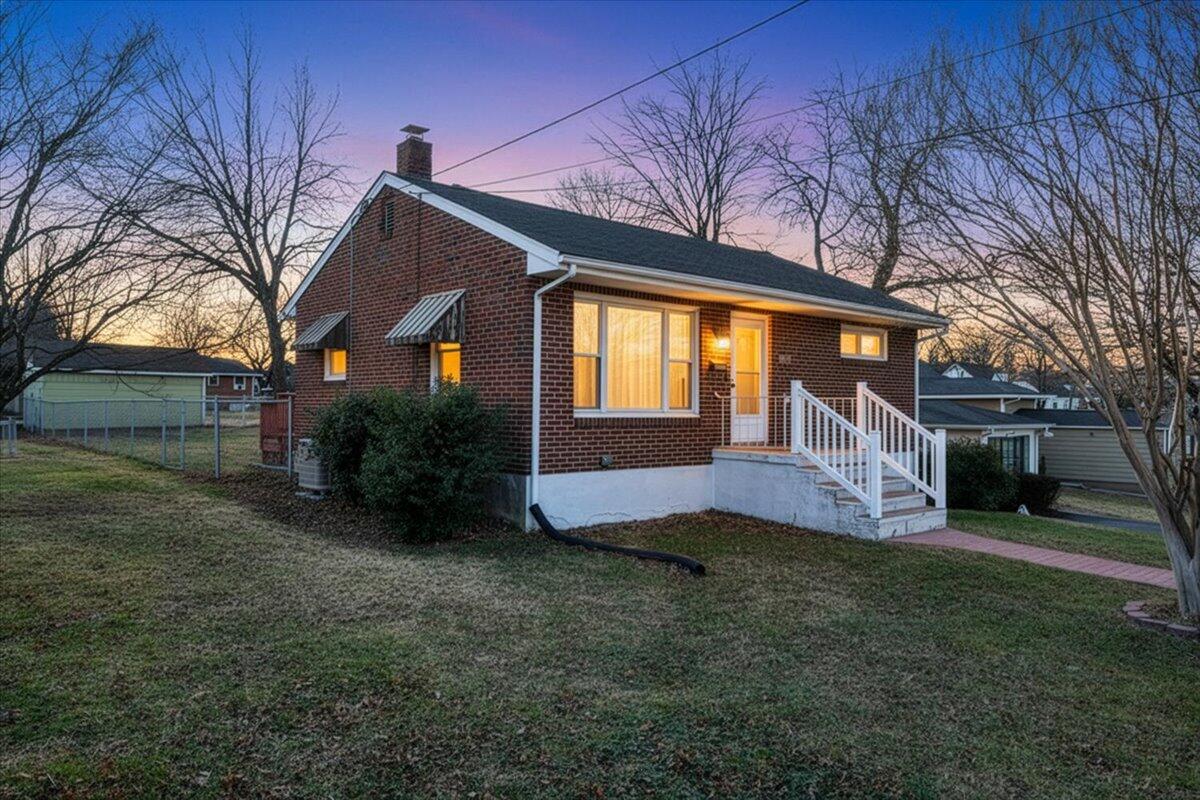 a view of a house with a yard