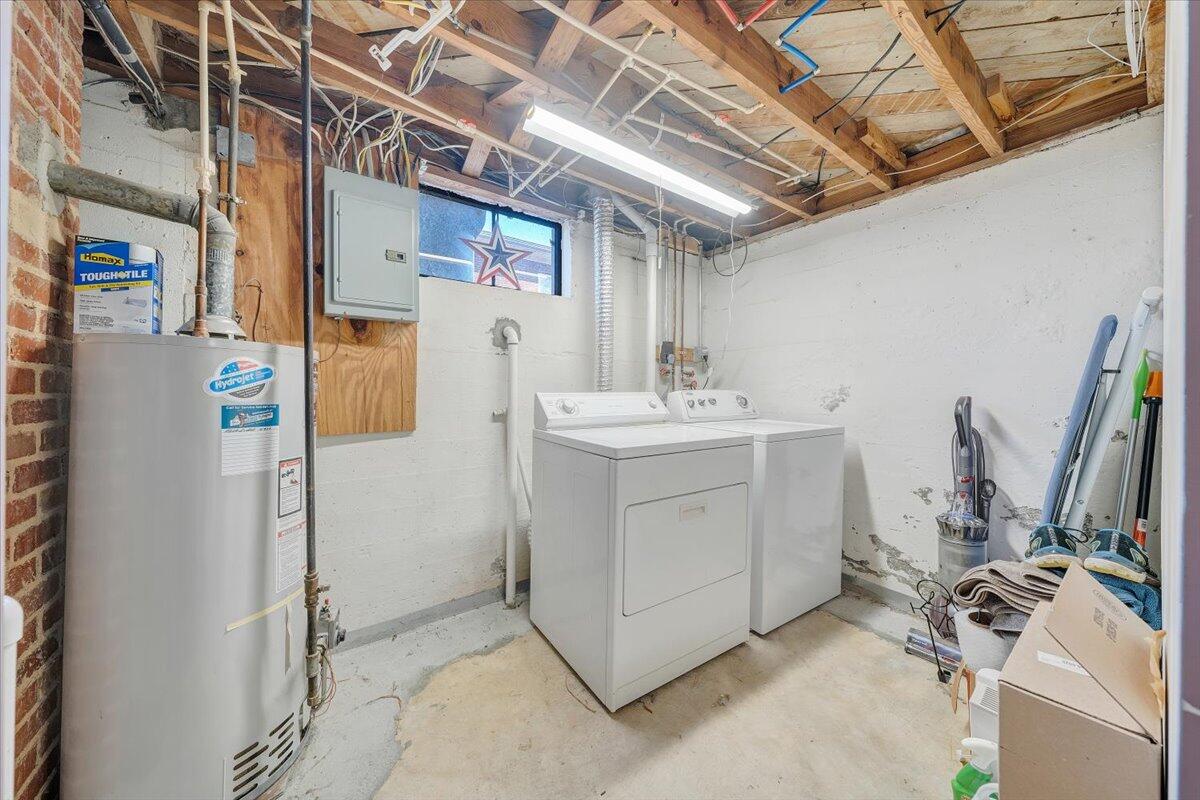 2346 Berkley Avenue Southwest Roanoke, VA 24015 - Photo 31 of 50 a utility room with dryer and washer