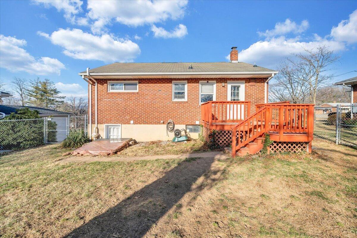 2346 Berkley Avenue Southwest Roanoke, VA 24015 - Photo 38 of 50 a front view of a house with a yard