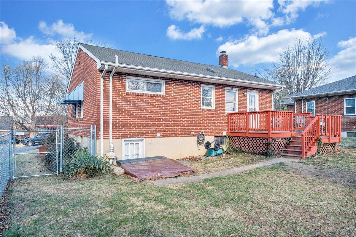 2346 Berkley Avenue Southwest Roanoke, VA 24015 - Photo 39 of 50 a front view of a house with garden