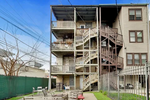 $980,000 | 4015 North Mozart Street, Chicago, IL 60618