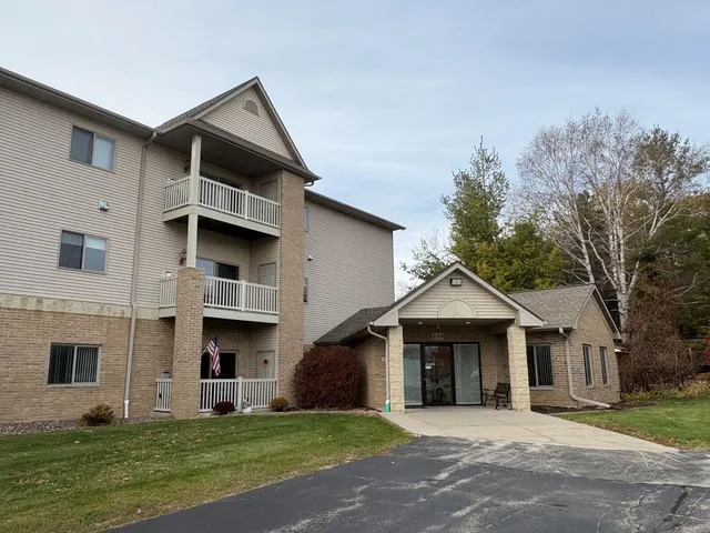 $299,900 | 223 5th Street, Unit 211, Hartford, WI 53027