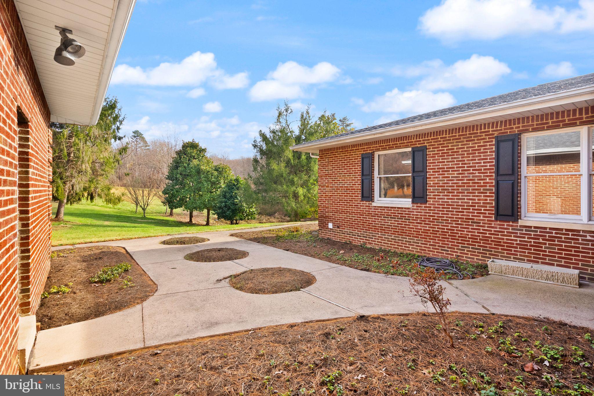 375 7 Ponds Road Amissville, VA 20106 - Photo 32 of 106 Front court yard