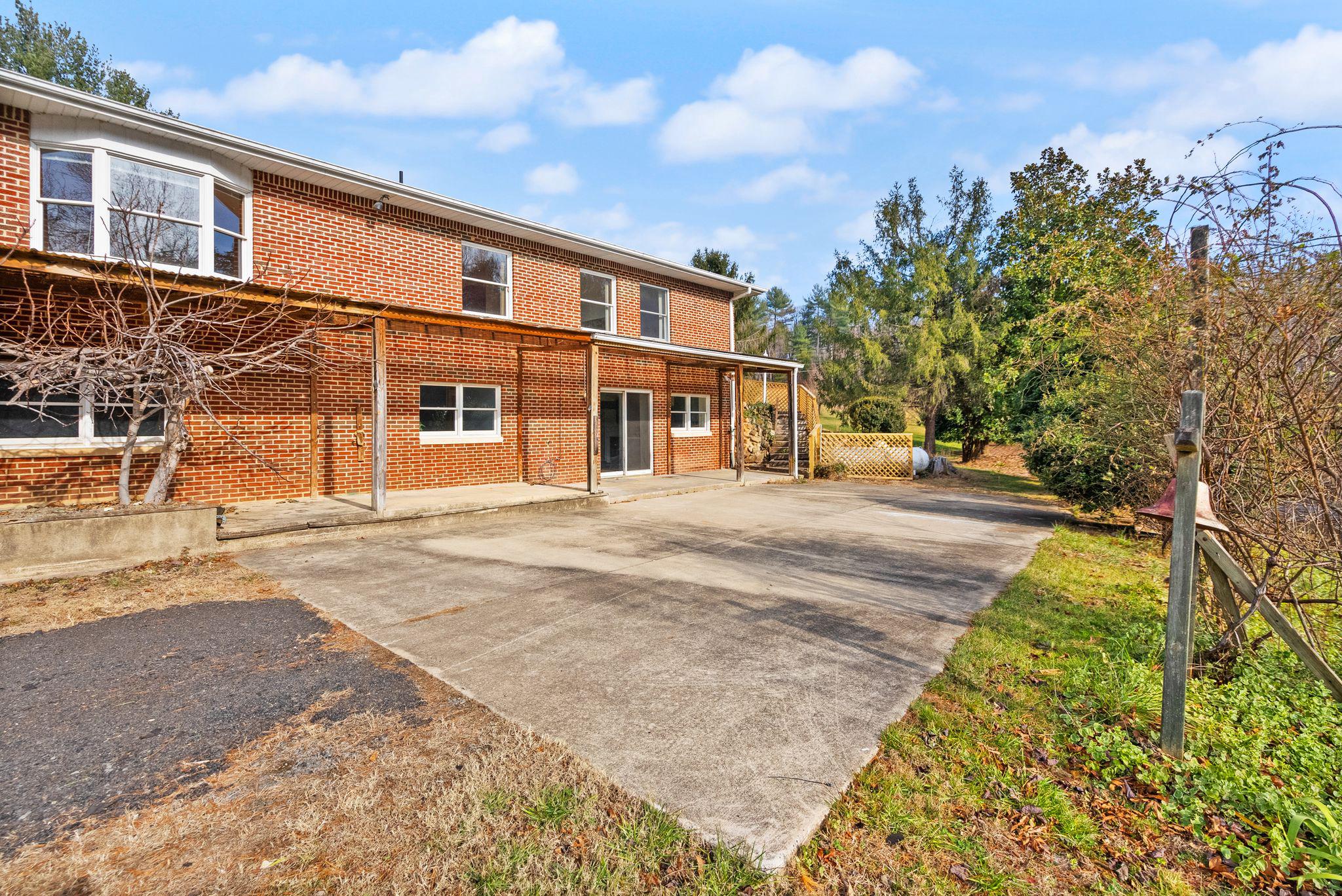 375 7 Ponds Road Amissville, VA 20106 - Photo 7 of 106 lower-level parking pad, lower entrance with patio