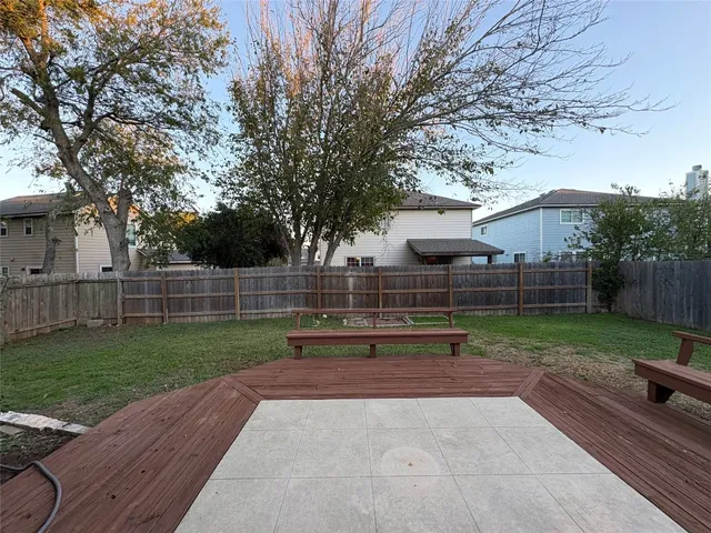 a view of a backyard