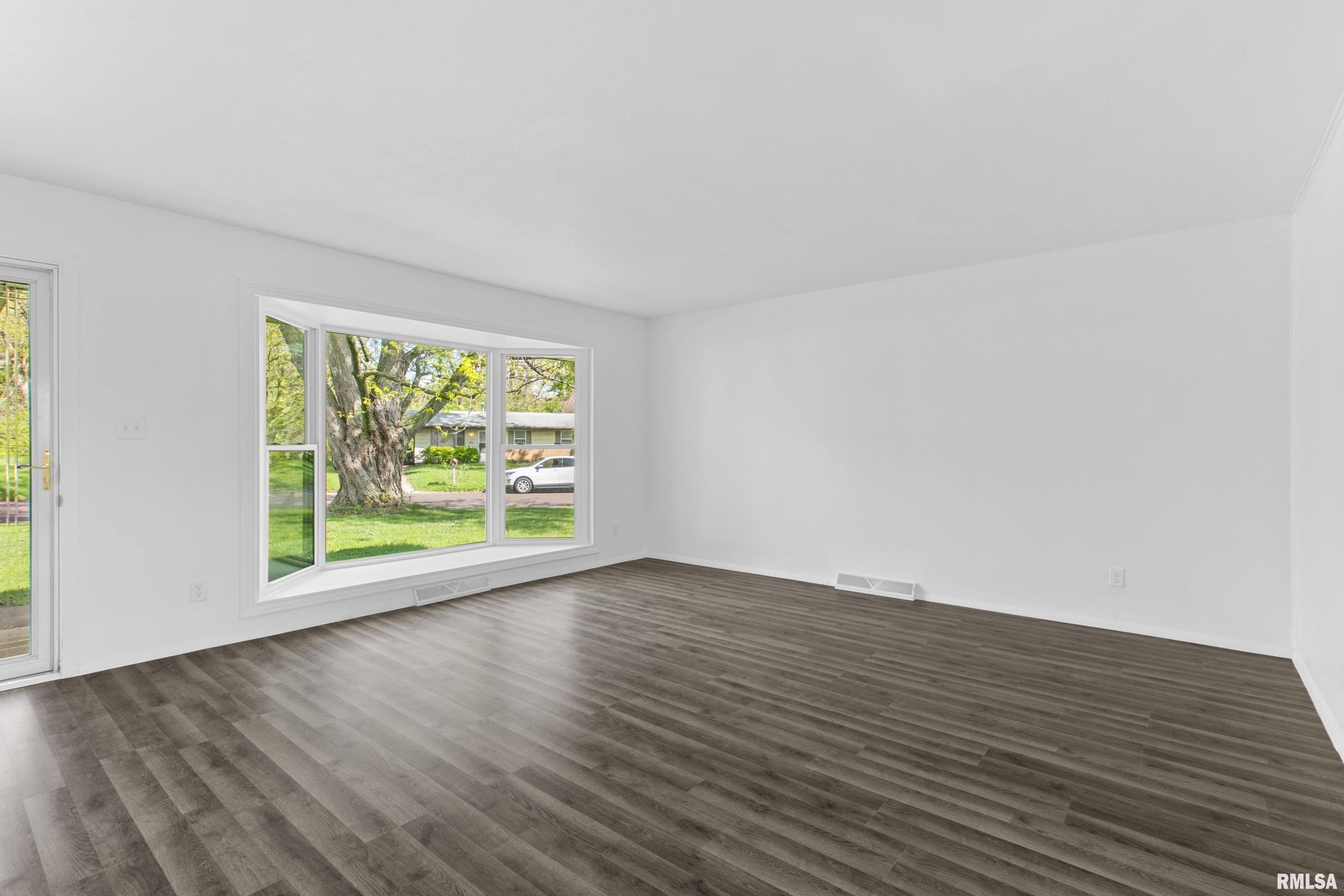 5125 North Ronald Road Peoria, IL 61614 - Photo 8 of 34 Gallery Image 8