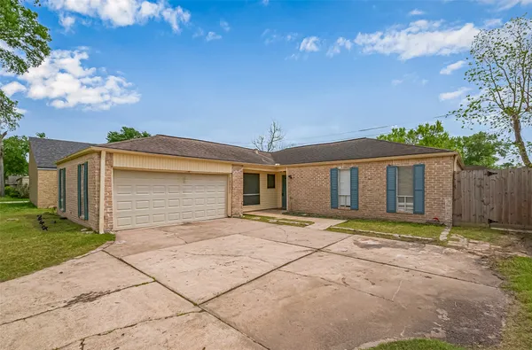 $1,925 | 13731 Greenway Drive, Sugar Land, TX 77498