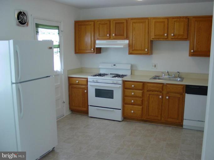 4233 Labyrinth Road Baltimore, MD 21215 - Photo 2 of 5 Kitchen