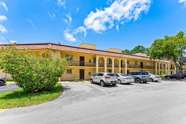 $2,000 | 866 Southwest 9th St Circle, Unit 201, Boca Raton, FL 33486