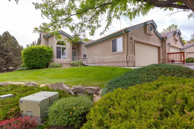 a view of a house with backyard and garden
