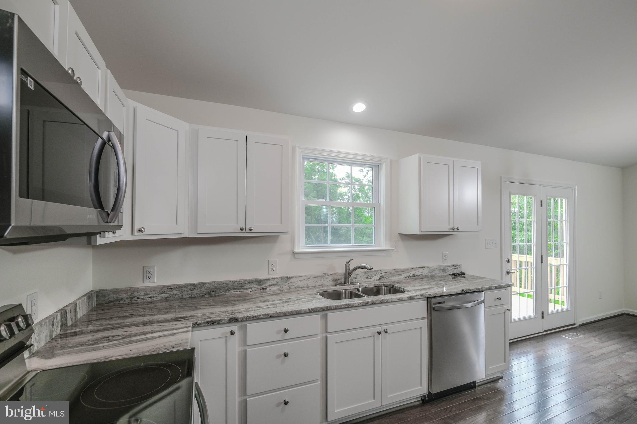 293 Markham Farm Road Front Royal, VA 22630 - Photo 24 of 66 Smooth top stove and microwave above=standard