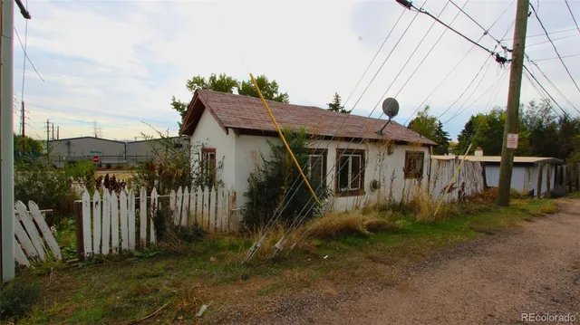 a view of a house with a backyard